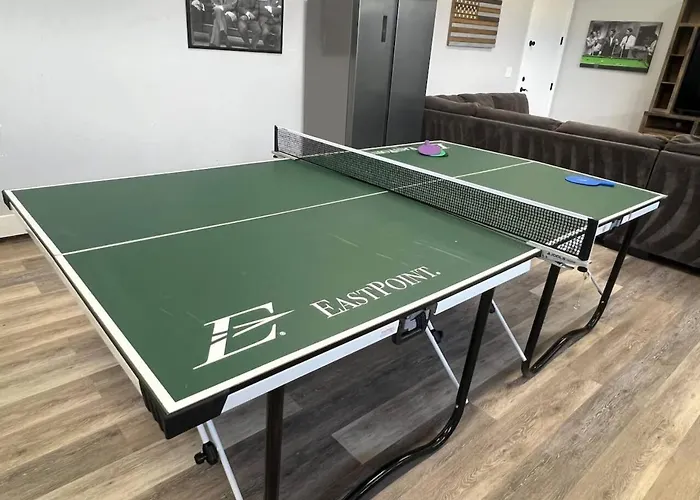 10 Large Bedrooms Ping Pong Hot Tub Holiday home *