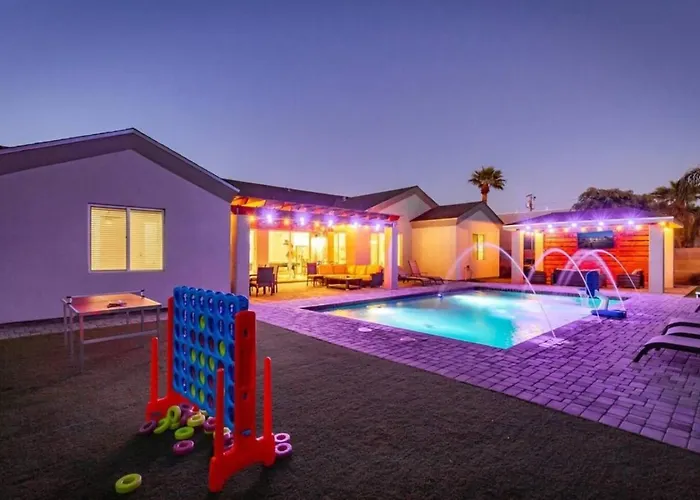 10 Large Bedrooms Ping Pong Hot Tub Holiday home *