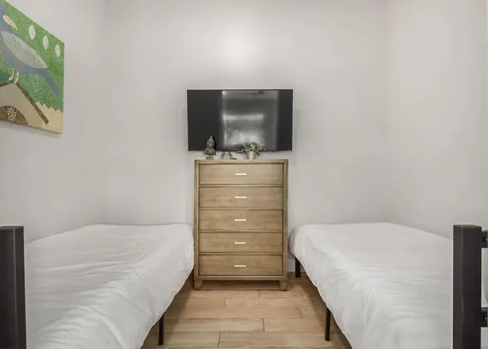 Holiday home 10 Large Bedrooms Ping Pong Hot Tub Phoenix