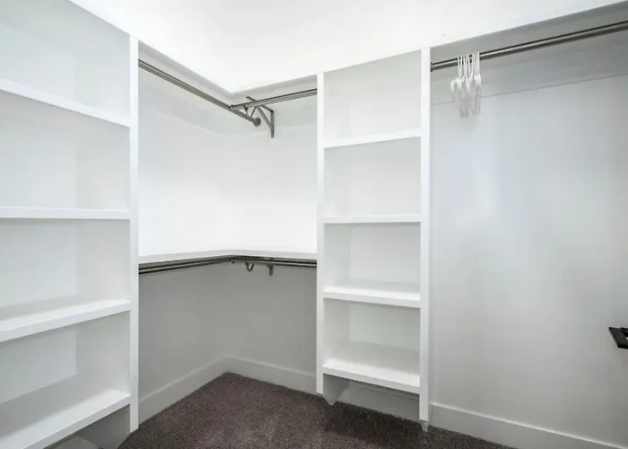 10 Large Bedrooms Ping Pong Hot Tub