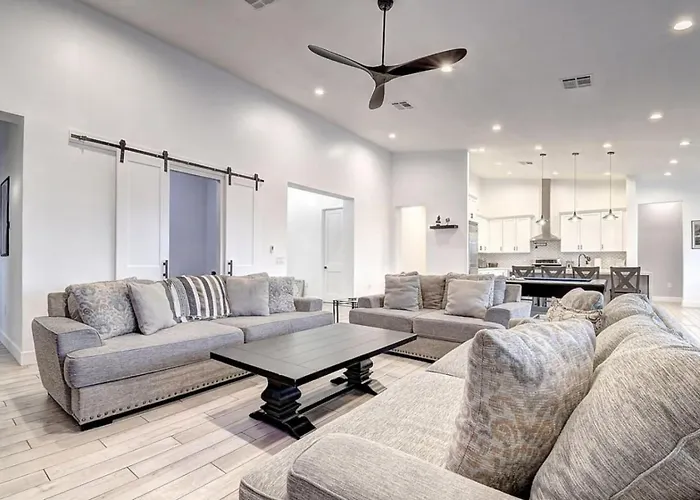 10 Large Bedrooms Ping Pong Hot Tub Phoenix