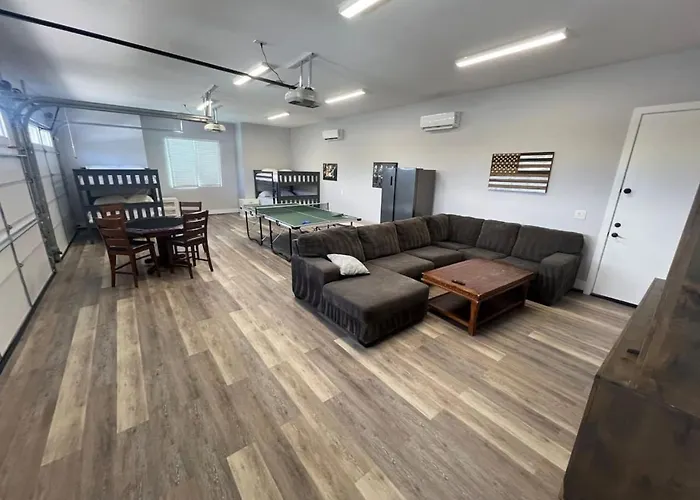 10 Large Bedrooms Ping Pong Hot Tub Holiday home *