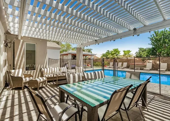 Holiday home 10 Large Bedrooms Ping Pong Hot Tub *