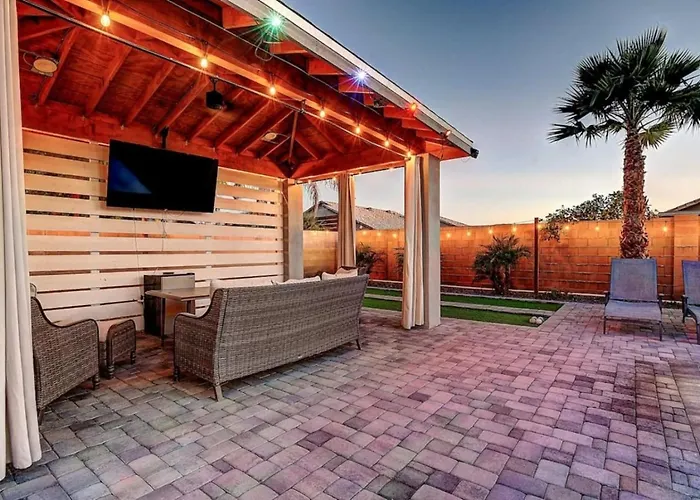10 Large Bedrooms Ping Pong Hot Tub * Phoenix